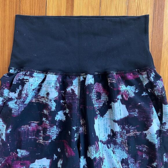 Lululemon Tranquil Crop in Kara Blossom Multi / Black Size 6 - Picture 5 of 8